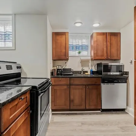 Garden-Level 2-Br Apt In Historic Petworth Home